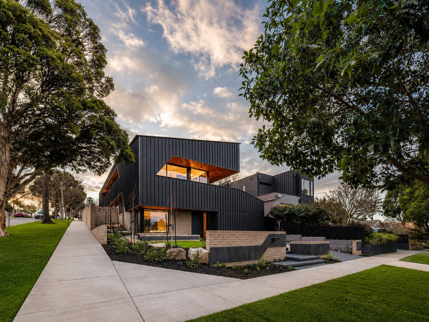 Custom home builder benefits, modern architectural home
