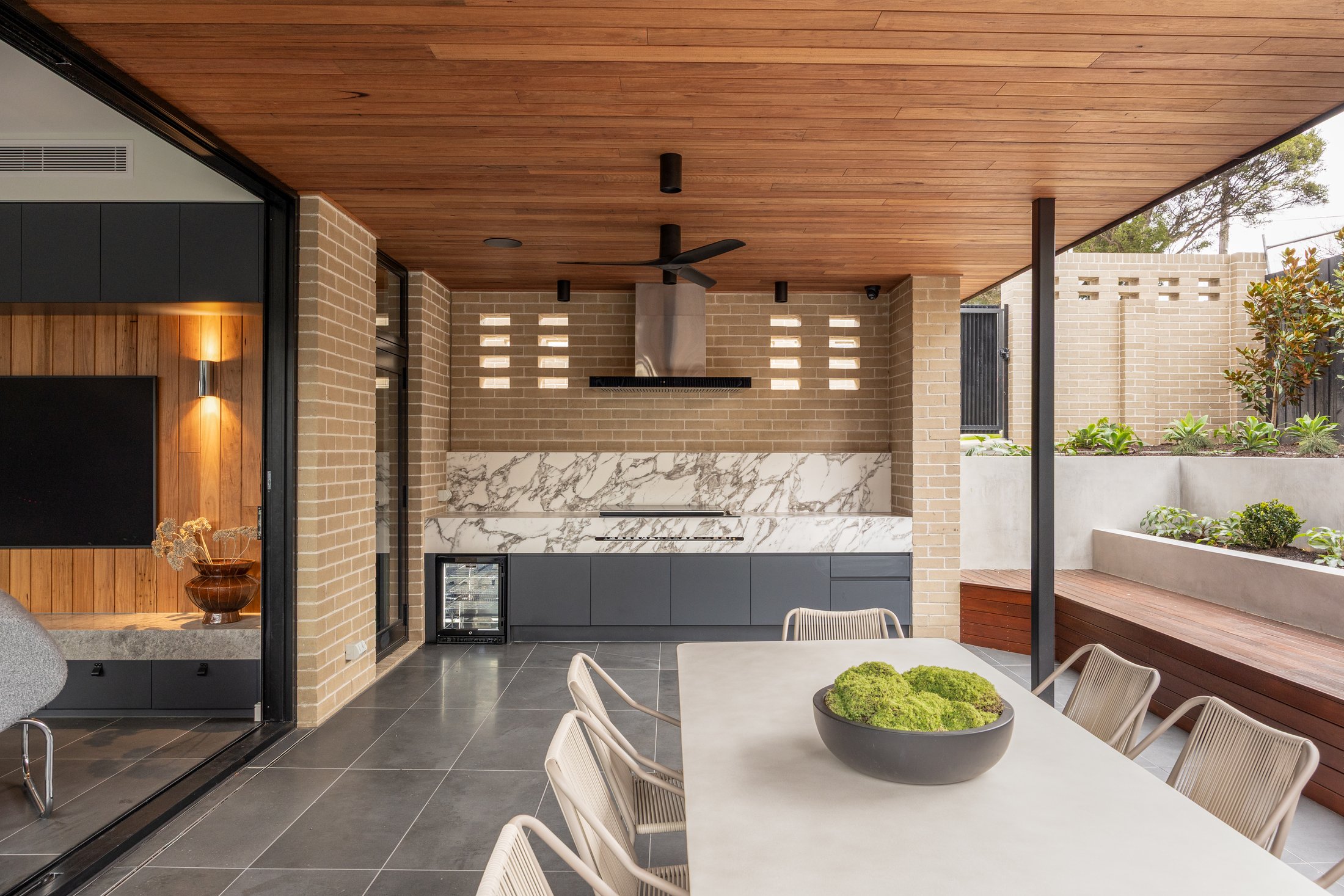 Varcon display home outdoor entertaining area, Mont Albert North, alfresco kitchen and dining